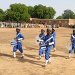 Défilé d'élèves en tenue militaire