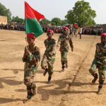 Défilé d'élèves en tenue militaire