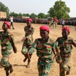 Défilé d'élèves en tenue militaire