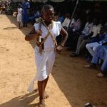 Défilé d'élèves  en tenue traditionnelle