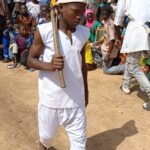 Défilé d'élèves en tenue traditionnelle