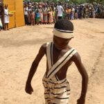 Défilé d'élèves en tenue traditionnelle